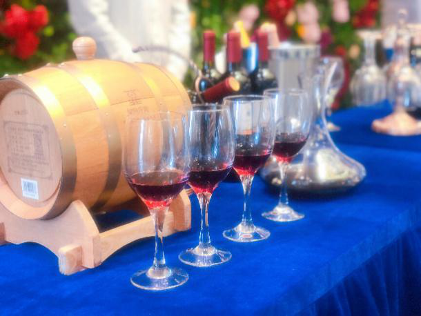 公司百酈灣項(xiàng)目舉行紅酒品鑒回饋客戶(hù)活動(dòng)