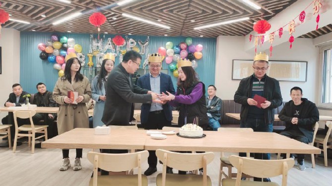 時(shí)光雖忙碌，我們一起成長