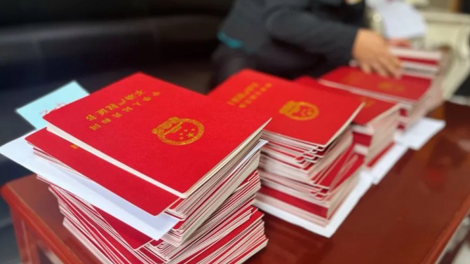 我為群眾辦實事 業(yè)主喜獲產(chǎn)權證 —甘肅建投地產(chǎn)·百酈灣項目順利辦證575戶